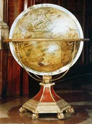 Jordklode, 1688 (papirmache med træstativ) (par til 90827)